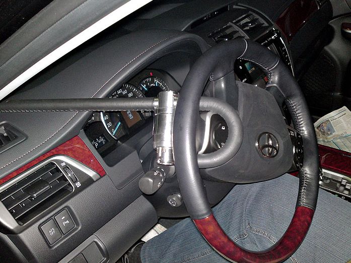Блокиратор руля Питон установленный на автомобиле Toyota Camry.