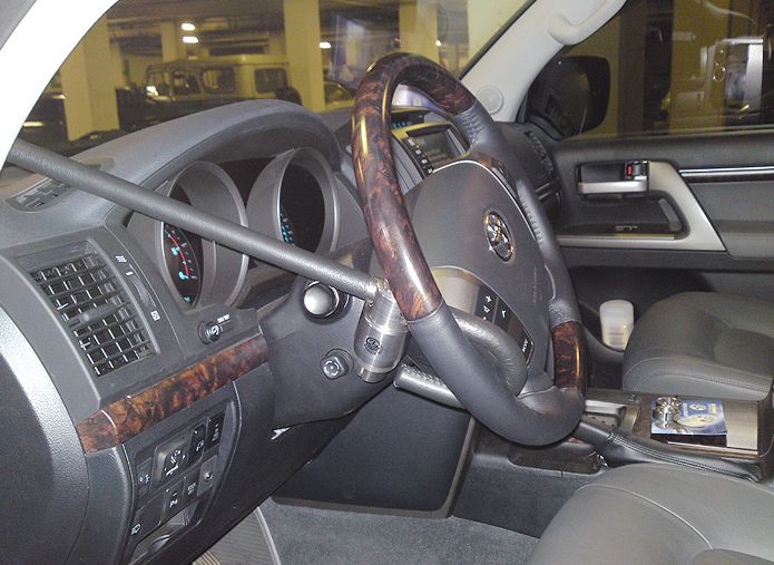 Блокиратор руля Питон установленный на автомобиле Toyota Land Cruiser 200.